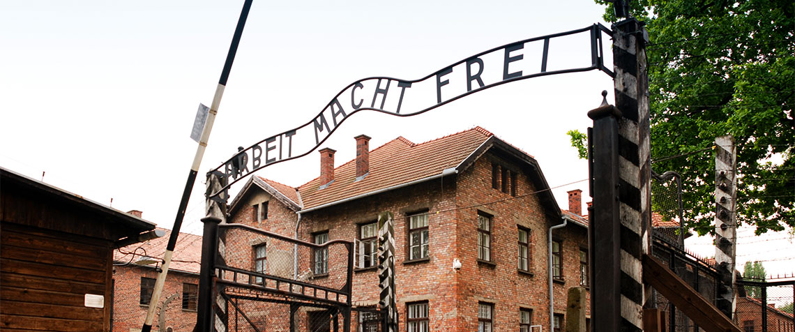 Prangt zynisch über dem Eingang des Stammlagers Auschwitz I: «Arbeit macht frei.» (Foto: Wikipedia/xiquinhosilva)