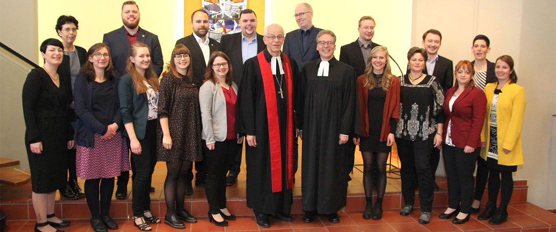 (V.l.): Kathrin Rühl, Irene Trumpik, Susi Meinel, Jonas-Jeremias Skroblin, Gesine Wünsch, Katrin Jungermann, Thomas Kirschner, Nathalie Hügues, Sebastian Jacobmeyer, Helmut Wöllenstein, Norbert Theiß, Maik Dietrich-Gibhardt, Robert Skott, Mareike Schmidt, Mireika Jäckel-Westphal, Alexander Hartmann, Jasmin Landskron, Svenja Willershäuser und Sabrina Baumgartl. (Foto: Hephata)
