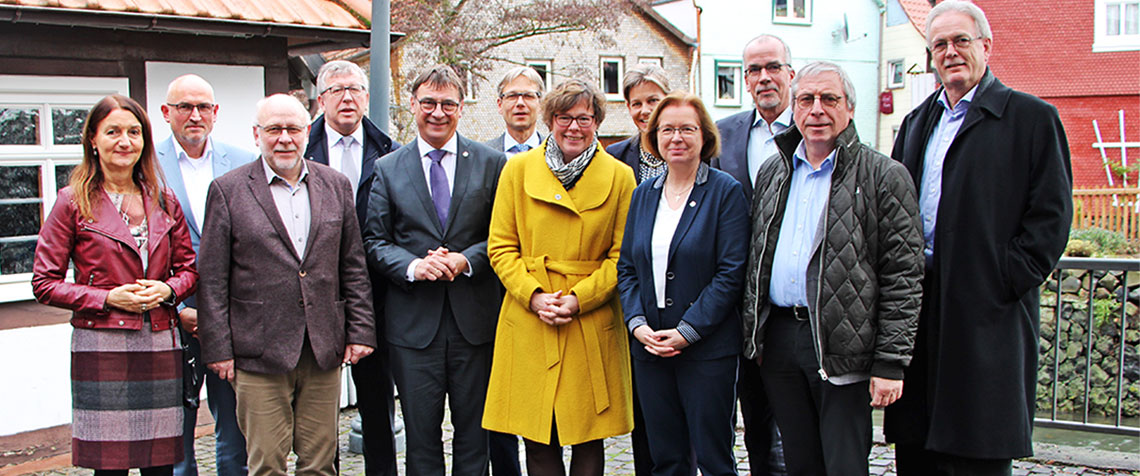 Treffen in Lauterbach (v.l.): Oberlandeskirchenrätin Claudia Brinkmann-Weiß (Dezernentin für Diakonie und Ökumene der EKKW), Oberkirchenrat Christian Schwindt (Leiter des Zentrums Gesellschaftliche Verantwortung der EKHN), Bernd Böttner (Prälat der EKKW), Wilfried Knapp (Vorstand der Diakonie Hessen), Dr. Volker Jung (Kirchenpräsident der EKHN), Dr. Harald Clausen (Vorstand der Diakonie Hessen), Dr. Beate Hofmann (Bischöfin der EKKW), Clarissa Graz (Pfarrerin für die Diakonie Hessen im Evangelischen Büro am Sitz der Landesregierung), Ulrike Scherf (stellvertretende Kirchenpräsidentin der EKHN), Jörn Dulige (Beauftragter der evangelischen Kirchen in Hessen am Sitz der Landeregierung), Dr. Volker Knöppel (Vizepräsident der EKKW) und Heinz Thomas Striegler (Leiter der Kirchenverwaltung der EKHN). (Foto: Patricia Luft)