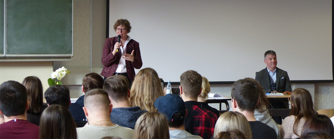 Bischöfin Dr. Hofmann stand den Religionsschülerinnen und Schülern der 13. Klasse des Beruflichen Gymnasiums der Kinzig-Schule in Schlüchtern  Rede und Antwort. Rechts im Bild ist Schulleiter OStDm Karsten Günder zu sehen. (Foto: medio.tv/Heller)