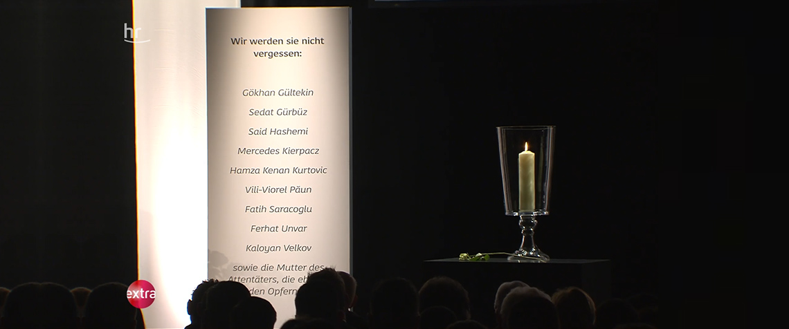 Für jedes Opfer legten während der Trauerfeier Angehörige, Freunde und Vertreter aus Politik und Stadtgesellschaft weiße Rosen nieder. Unser Foto zeigt einen Ausschnitt aus der Fernsehübertragung der Trauerfeier. (Quelle: hessenfernsehen)