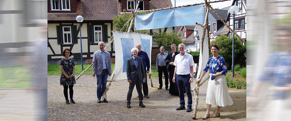 Unser Foto zeigt das Tor der Gerechtigkeit bei der Eröffnung mit Kirchenvorsteherinnen und -vorstehern der Gemeinde, Dekan Wilhelm Hammann und Pfarrer Rainer Schomburg. (Foto: Maryam Ardalan)