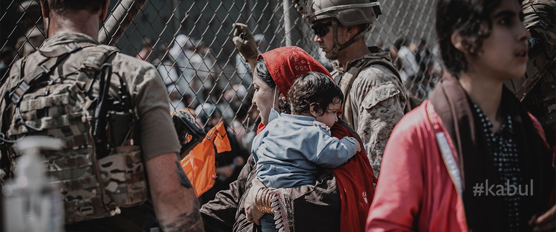 Unser Foto zeigt eine Evakuierungsszene am Flughafen von Kabul vor wenigen Tagen. Mittlerweile hat Deutschland seinen Evakuierungseinsatz in Afghanistan beendet. Die USA wollen den Militäreinsatz bis zum 31. August beenden und bis dahin noch möglichst viele Menschen außer Landes bringen. (Foto: U.S. Marine Corps/Melissa Marnell)
