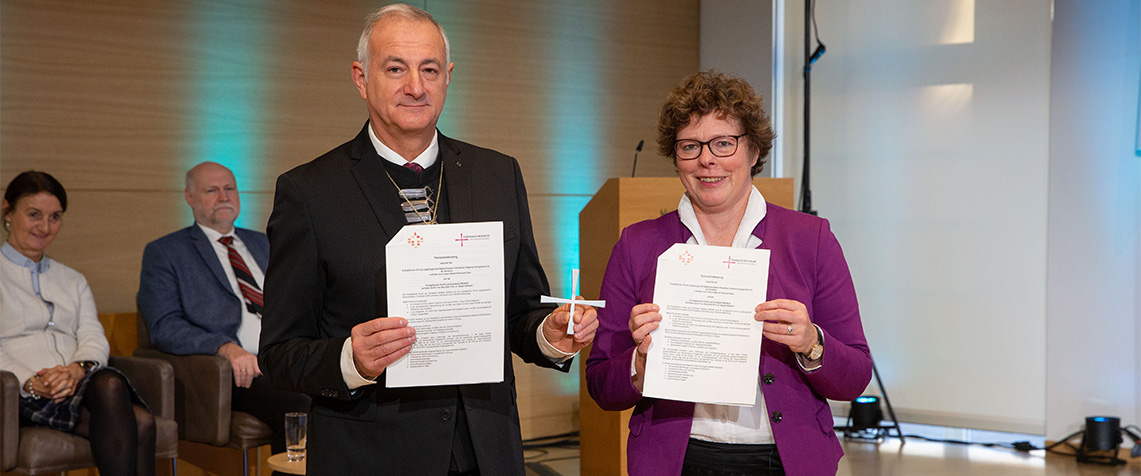 Unterzeichneten den Partnerschaftsvertrag: Bischof Reinhart Guib von der Evangelischen Kirche Augsburgischen Bekenntnisses in Rumänien und Bischöfin Dr. Beate Hofmann von der Evangelischen Kirche von Kurhessen-Waldeck. (Foto: medio.tv/Schauderna)