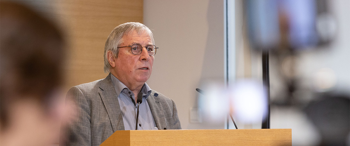 Vizepräsident Dr. Knöppel während seines Berichts in der Evangelischen Tagungsstätte Hofgeismar. (Foto: medio.tv/Schauderna) 