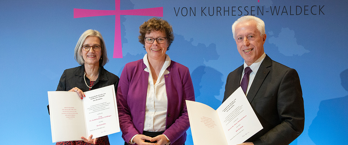 Kirchenrätin Dr. Isabel Schneider-Wölfinger (links) und Kirchenrat Dr. Hans Helmut Horn (rechts) zusammen mit Bischöfin Beate Hofmann. (Foto: medio.tv/Schauderna)