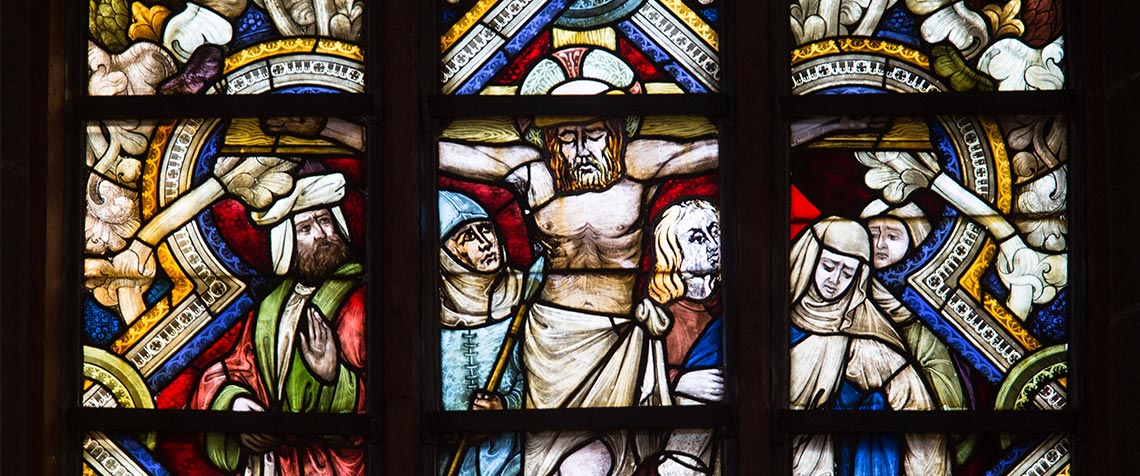 Darstellung der Kreuzigung Jesu in einem Kirchenfenster im Innenraum der Immenhäuser Kirche. (Foto: medio.tv/Schauderna)