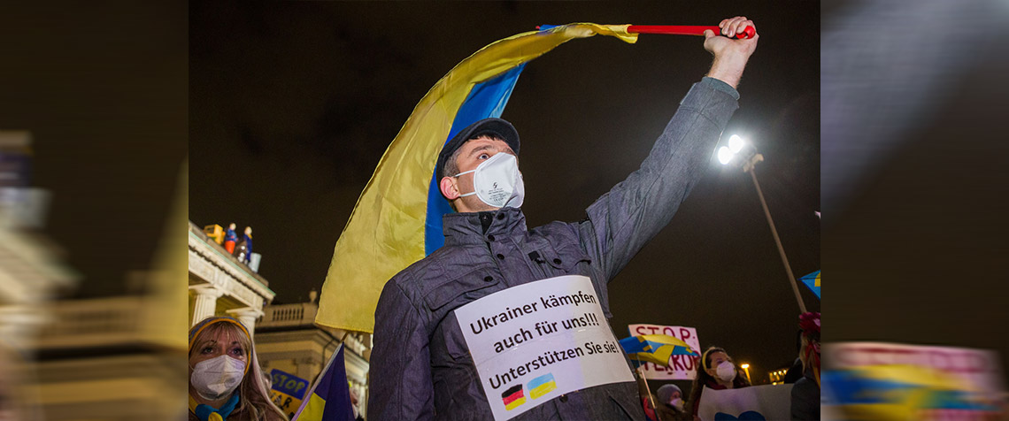 Unser Foto zeigt einen Teilnehmer der Friedenskundgebung am 4. März 2022 in Kassel, der Unterstützung für die Ukrainer fordert. Der Leiter der Abteilung Flucht, Interkulturelle Arbeit, Migration der Diakonie Hessen, Andreas Lipsch, hält es für möglich, dass Deutschland und Europa in den nächsten Wochen und Monaten die größten Flüchtlingsbewegungen seit dem Zweiten Weltkrieg erleben. (Foto: medio.tv/Socher)
