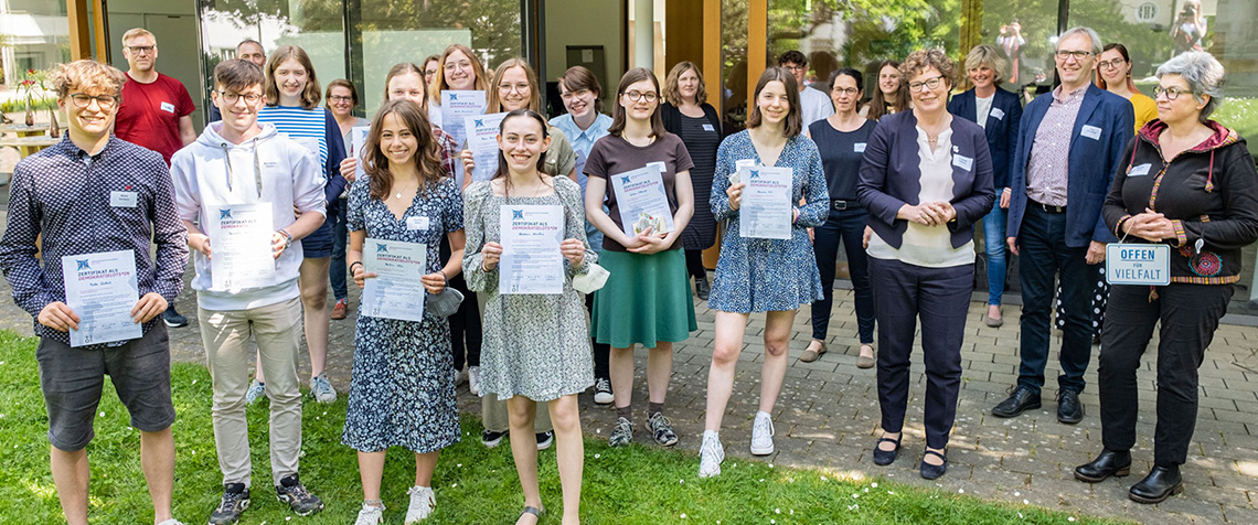 Die Demokratielots*innen bekamen durch Bischöfin Dr. Beate Hofmann (3.v.r.) ihre Zertifikate ausgehändigt, nachdem sie zuvor ihre Projekte vorgestellt hatten. Ebenfalls im Bild vorne: Martina Spohr (r.,  Bildungsreferentin im Landeskirchenamt) und Uwe Jakubczyk (2.v.r., Studienleiter Akademie Hofgeismar)