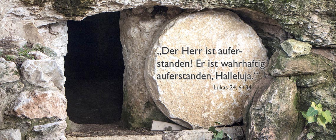 Im Evangelium nach Lukas wird davon berichtet, dass ein Mann namens Josef aus der jüdischen Stadt Arimathäa nach dem Tod Jesu zu Pilatus ging und darum bat den Leib Jesu vom Kreuz abnehmen und bestatten zu dürfen. Pilatus willigte ein und Josef wickelte Jesus in ein Leinentuch und legte ihn in ein Felsengrab, in dem noch nie jemand gelegen hatte. So ähnlich, wie auf unserem Foto abgebildet, könnte das Grab damals ausgesehen haben. Am Ostermorgen war der Stein weggewälzt und das Grab leer.