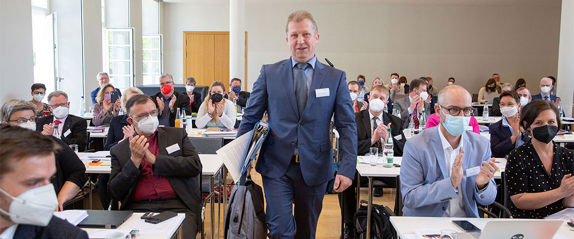 Dr. Michael Schneider übernimmt das Amt des Präses der Landessynode. Unser Foto zeigt ihn nach der Wahl auf dem Weg von seinem bisherigen Platz zu seinem zukünftigen auf dem Podium des Synodalsaals. (Foto: medio.tv/Schauderna)