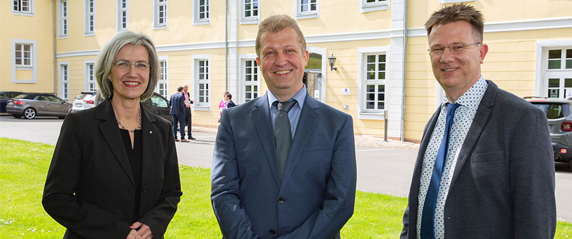 Präses Dr. Michael Schneider (Mitte) mit Dr. Isabel Schneider-Wölfinger und Pfarrer Jan Friedrich Eisenberg. (Foto: medio.tv/Schauderna)