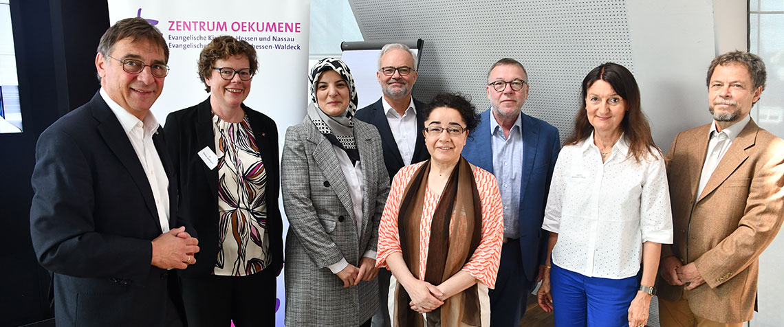 V.l.: Kirchenpräsident Dr. Dr. Volker Jung (EKHN), Bischöfin Dr. Beate Hofmann (EKKW), Gülbahar Erdem (Wissenschaftskoordinatorin AIWG und Seelsorgerin), Dr. Andreas Herrmann (Referent für interreligiösen Dialog mit dem Islam, Zentrum Oekumene), Prof. Dr. Naime Çakir-Mattner (Uni Gießen), Detlev Knoche (Leiter des Zentrums Oekumene), Oberlandeskirchenrätin Claudia Brinkmann-Weiß (Dezernentin für Diakonie und Ökumene, EKKW), Dr. Georg Wenz (Beauftragter für Islamfragen und Weltanschauungsfragen, Ev. Akademie der Pfalz) (Foto: EKHN/Volker Rahn)