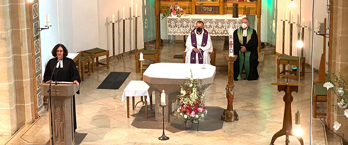 Gestalteten den Gedenkgottesdienst (v.l.): Dekanin Eva Brinke-Kriebel vom Evangelischen Kirchenkreis Twiste-Eisenberg, Pfarrer Peter Heuel (Katholische Kirchengemeinde St. Johannes Baptist Bad Arolsen) und Pfarrer Jörg Hebrank (Evangelische Martin Luther Gemeinde Bad Arolsen). Beteiligt waren außerdem Hessens Kultusminister Alexander Lorz, die stellvertretende Schulleiterin der Kaulbachsschule, Sandra Riebeling,  sowie Bürgermeister Marko Lambion. (Foto: Elmar Schulten/Waldeckische Landeszeitung)