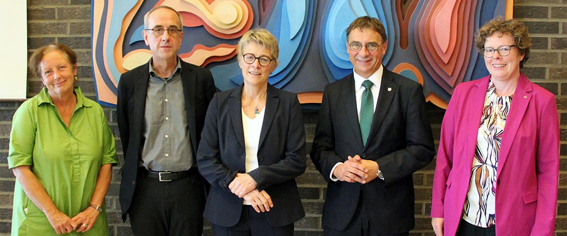 Würdigten 51 Jahre Evangelische Hochschule Darmstadt (v.l.):  Bürgermeisterin Barbara Akdeniz, Prof. Dr. Willehad Lanwer (Präsident der EHD), Prof. Dr. Renate Kirchhoff (Vorsitzende der Rektorenkonferenz evangelischer Fachhochschulen) Kirchenpräsident Dr. Volker Jung (EKHN) und Bischöfin Dr. Beate Hofmann (EKKW) (Foto: EKHN/Rahn)