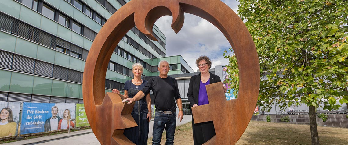 Symbol für Zusammenhalt: Unser Foto zeigt die bildenden Künstler Carmen Dietrich und Gregor Merten mit Bischöfin Dr. Beate Hofmann (r.) am «ENGEL DER KULTUREN» vor dem Haus der Kirche in Kassel. (Foto: medio.tv/Schauderna)