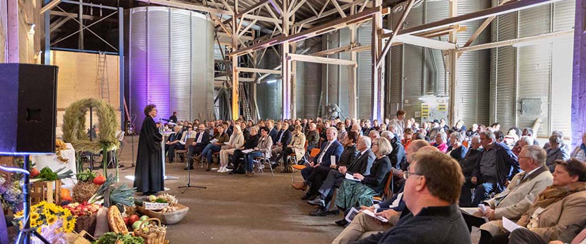 Bischöfin Dr. Beate Hofmann auf dem Gut Windhausen bei Niestetal während des Landes-Erntedank-Gottesdienstes des Hessischen Bauernverbandes am 16.10.2022. (Foto: medio.tv/schauderna)