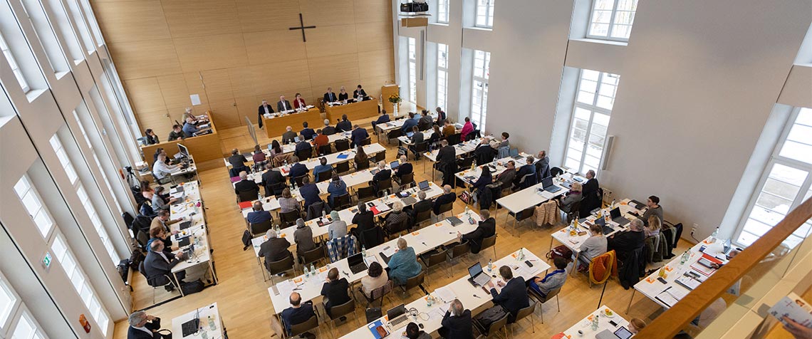 Unser Foto zeigt den Synodalsaal in der Evangelischen Tagungsstätte Hofgeismar. Die Onlineredaktion des Medienhauses der EKKW berichtet ab 21.11.22 vor Ort über die Tagung. (Foto: medio.tv/Schauderna)