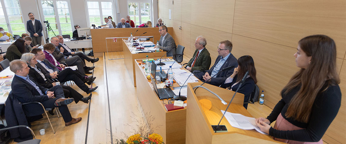 Der Bericht des Dezernats erfolgte in besonderer Form. Die Synodalen Sophia Gerson (r.) und der Synodale Jesse Steinchen (hinten, links) interviewten die Mitarbeiter und die Dezernentin zu Schwerpunktthemen des Berichts. (Foto: medio.tv/Schauderna)