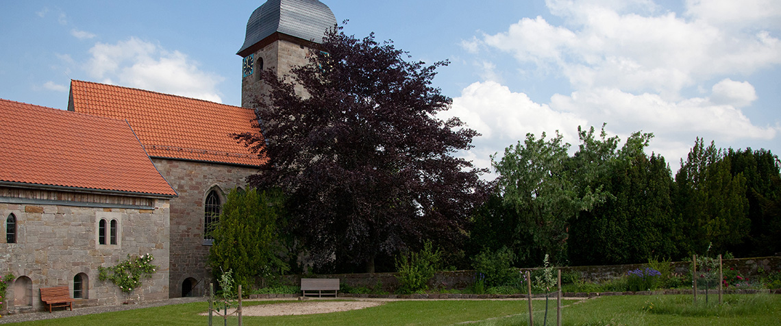 Die Klosterkirche und der Park des Klosters (Foto:medio.tv/schauderna).