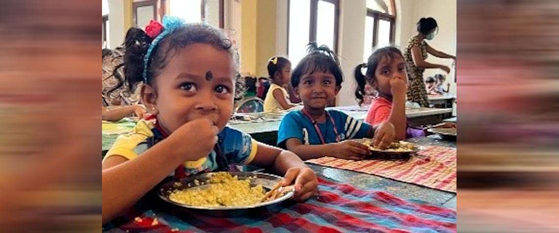 Schulspeisung in einer Grundschule in Sri Lanka. (Foto: Methodist Church Sri Lanka)