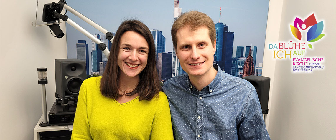 Sie haben das große Los gezogen: Marie-Luise Reinhard und Maximilian Mika wurden als Gewinnerpaar ermittelt. Unser Foto entstand beim Interview in der Radio-Redaktion des EKKW-Medienhauses in Frankfurt am Main. (Foto: medio.tv/Krückeberg)