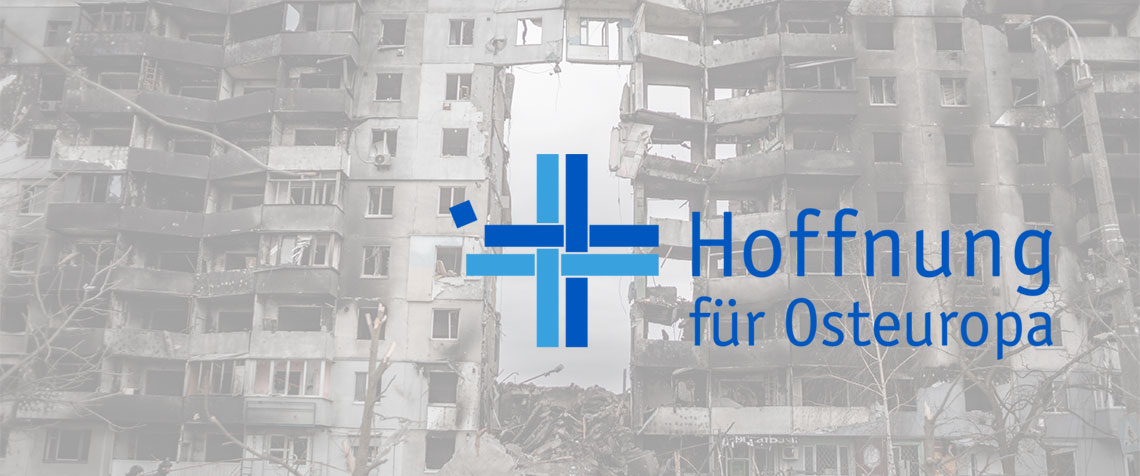 Im Gottesdienst fanden die Erschütterung über den Krieg und die damit verbundenen Verbrechen, die Sorge um den Zusammenhalt in Europa und das Bemühen der Kirchen um humanitäre, partnerschaftliche Hilfe ihren Platz. Im Hintergrund unseres Fotos ist ein zerstörtes Gebäude in Borodjanka nordwestlich von Kiew zu sehen. (Foto: Pexels/Alex Uszinai)