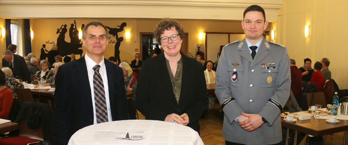 Podiumsgespräch zur Friedensethik in Fritzlar (v.l.): Bischöfin Beate Hofmann und Oberstleutnant Christopher Herz (r.) mit Moderator Dierk Glitzenhirn. (Foto: Ulrich Köster).