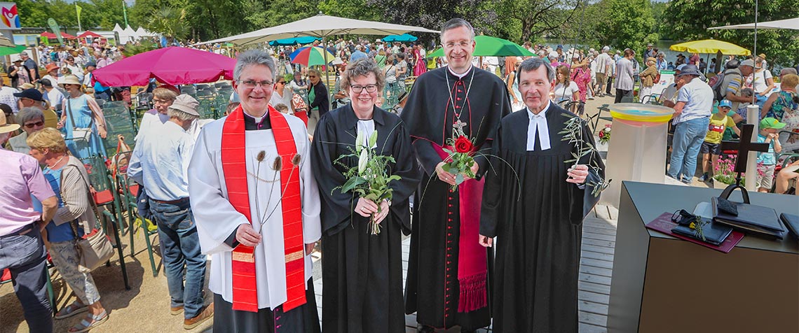 Gestalteten gemeinsam den ökumenischen Gottesdienst auf der Landesgartenschau in Fulda (v.l.): Domkapitular Dr. Cornelius Roth, Bischöfin Dr. Beate Hofmann, Bischof Dr. Michael Gerber und Dekan Bengt Seeberg. (Foto: medio.tv/Schauderna)