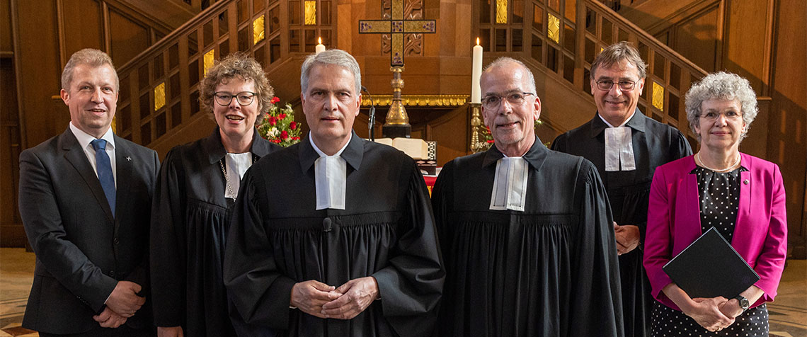 Amtswechsel in Wiesbaden (v. l.): Präses Dr. Michael Schneider (EKKW), Bischöfin Dr. Beate Hofmann (EKKW), der neuer Beauftragte der Evangelischen Kirchen in Hessen am Sitz der Landesregierung Martin Mencke, Amtsvorgänger Oberkirchenrat Jörn Dulige, Kirchenpräsident Dr. Dr. h. c. Volker Jung (EKHN) und Präses Dr. Birgit Pfeiffer (EKHN) (Foto: EKHN/Oeser)