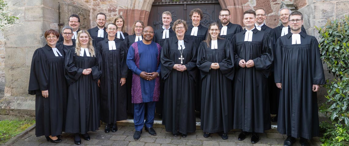 Ordination am Pfingstsonntag in der Stiftskirche in Rotenburg: Bischöfin Dr. Beate Hofmann (1.R.6.v.l.) führte die elf Theologinnen und Theologen in ihr Amt ein. Ebenfalls am Gottesdienst beteiligt waren Studienleiterin Pfarrerin Kathrin Wittich-Jung (1.R.1.v.l.) Kirchenvorsteherin Renate Obermüller (2.v.l.), Pfarrer Lars Niquet (2.R.l.), Pastor Steve Ogedegbe (1.R.5.v.l.), Studienseminardirektor Dr. Lutz Friedrichs (2.R.2.v.r.) und Pfarrer Dr. Eric Weidner (1.R.r.) (Foto: medio.tv/Schauderna)