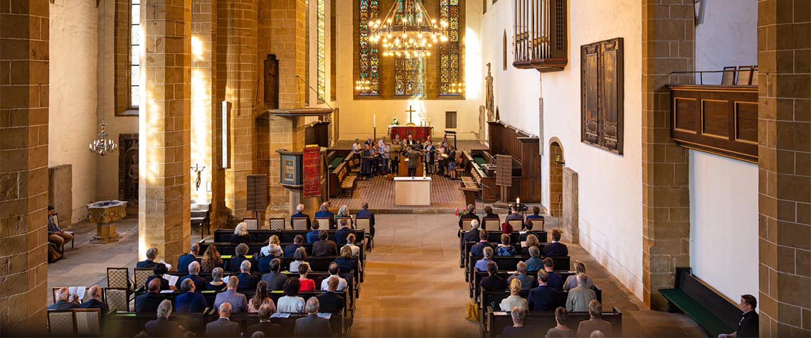 Nach einer Andacht in der Augustinerkirche zu Erfurt kamen rund 200 Gäste zum Jahresempfang der Evangelischen Kirchen in Thüringen im Augustinerkloster zusammen. Den Festvortrag hielt Bischöfin Dr. Beate Hofmann zum Thema «Christliche Impulse zur Suche nach Identität». (Foto: TSK)