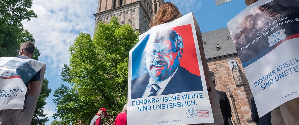 Zum vierten Mal jährt sich der Todestag des ermordeten Kasseler Regierungspräsidenten Walter Lübcke. Unser Foto zeigt Menschen bei einer frühreren Gedenkstunde an der Kasseler Martinskirche mit einer Abbildung des Portraits des Politikers. (Foto: medio.tv/Schauderna)