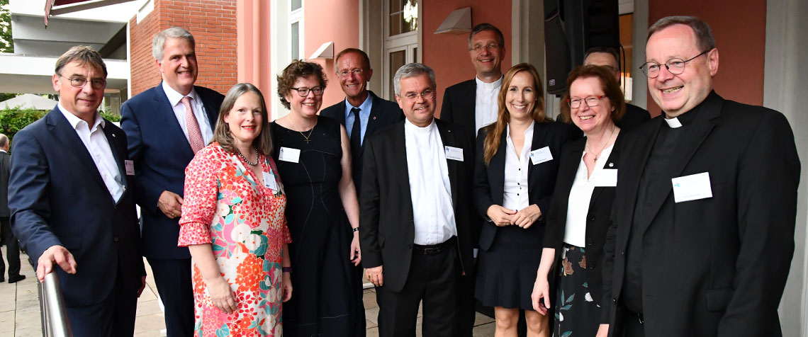 Die leitenden Geistlichen und Vertreterinnen und Vertreter der Evangelischen Kirchen und Bistümer in Hessen luden zum ersten Ökumenischen Empfang nach Wiesbaden ein. Die Evangelische Kirche von Kurhessen-Waldeck repräsentierten dabei u.a. Bischöfin Dr. Beate Hofmann (4.v.l.). (Foto: EKHN/Rahn)