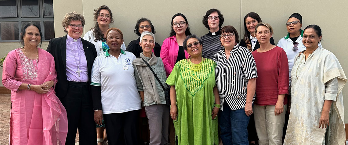 Die Delegierten der Frauenkonsultation aus der Evangelischen Kirche von Kurhessen-Waldeck und ihren Partnerkirchen diskutieren über Empowerment. Mit dabei waren u.a. Bischöfin Beate Hofmann (2.v.l.), Ökumenedezernentin Claudia Brinkmann-Weiß (hinten, 2.v.r.) und EKKW-Ratsmitglied Silvia Scheffer (vorne, 4.v.l.).
 