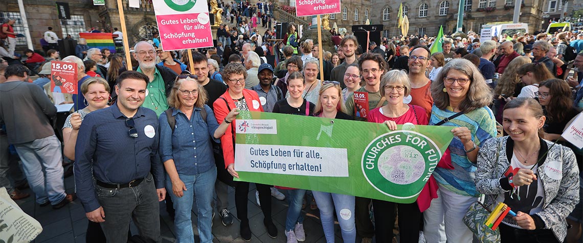 Unter dem Motto «Churches for Future» beteiligen sich die Kirchen am  Klimastreik und unterstützen die Forderungen von «Fridays for Future» nach Klimagerechtigkeit und konsequentem Handeln. Unser Foto zeigt die Demonstration zum globalen Klimastreik am 15. September in Kassel. Mit dabei waren u.a. auch Bischöfin Beate Hofmann (4.v.l.) und Pröpstin Katrin Wienold-Hocke (3.v.r.). (Foto: medio.tv/Schauderna)