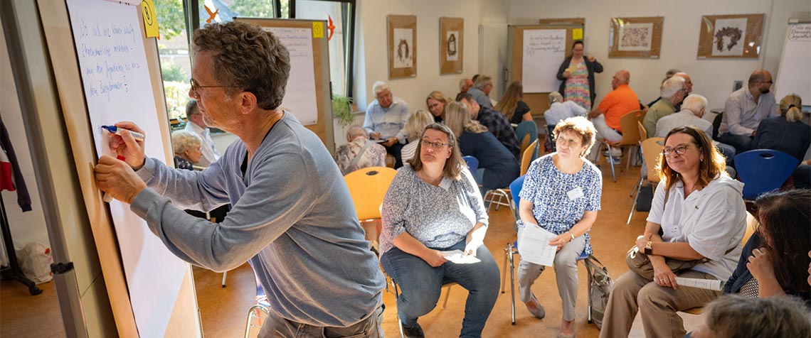 Engagierte aus den fünf Baunataler Kirchengemeinden sprachen über den laufenden Kooperations- und Fusionsprozess und loteten weitere Schritte für die Zukunft ihrer Kirche in Baunatal aus. (Fotos: medio.tv/Schauderna)
