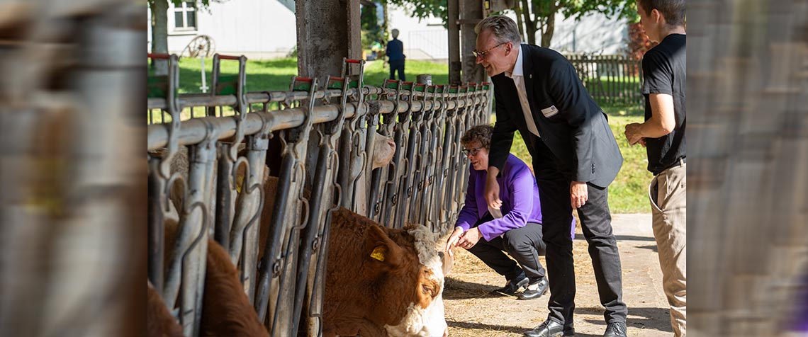 Die Besucherinnen und Besucher des Hephata-Erntedankfestes konnten sich hautnah einen Eindruck von der Landwirtschaft auf dem Hofgut Richerode holen. Unser Foto zeigt Bischöfin Dr. Beate Hofmann und Hephata-Vorstand Pfarrer Maik Dietrich-Gibhardt. (Foto: hephata.de)