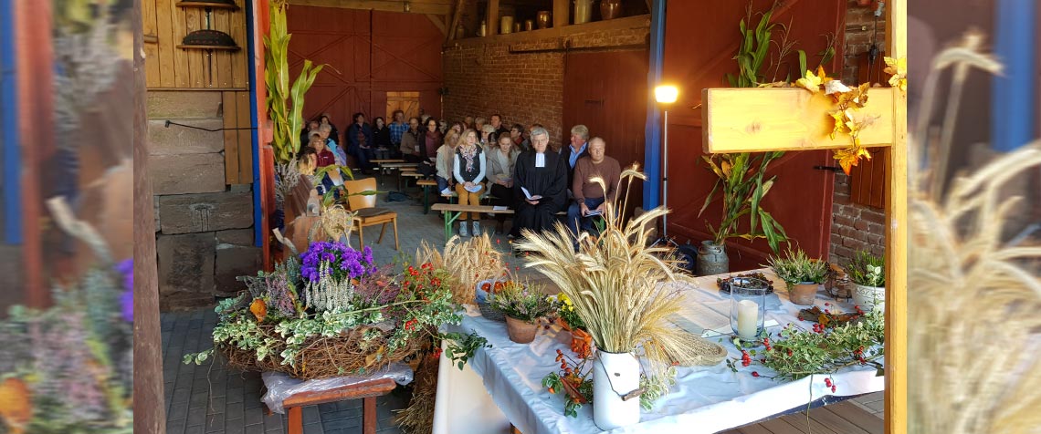 Gottesdienst der Evangelischen Kirchengemeinde Wetter zum Erntedankfest in Todenhausen im Kirchenkreis Kirchhain. Dort wurde auf dem Bauernhof im Brockhäuser Weg gefeiert. (Foto: Jan Terlinden) 