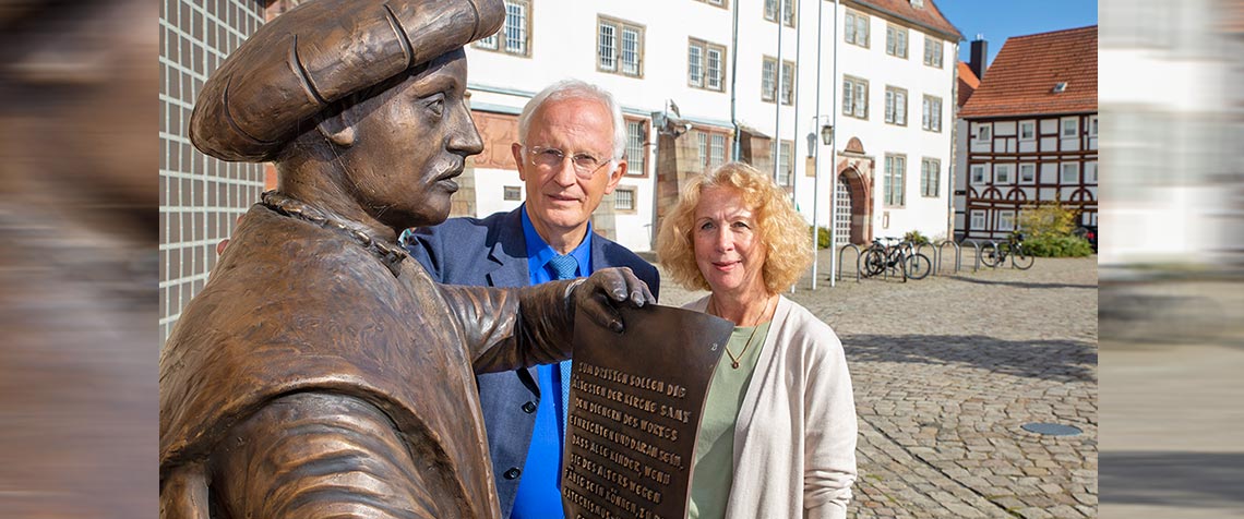 Dekan Christian Wachter und die ehemalige Prälatin Marita Natt mit der Skulptur von Landgraf Philipp auf dem Paradeplatz in Ziegenhain. (Foto: medio.tv/Dellit)