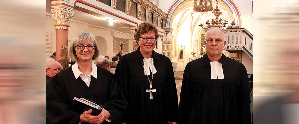 Reformationsgottesdienst in der ältesten osthessischen Bauern-Barockkirche in Mansbach (v.l.): Prädikantin Gabriele Weidig, Bischöfin Dr. Beate Hofmann und Pfarrer Stefan Remmert. (Foto: Claudia Pfannemüller)