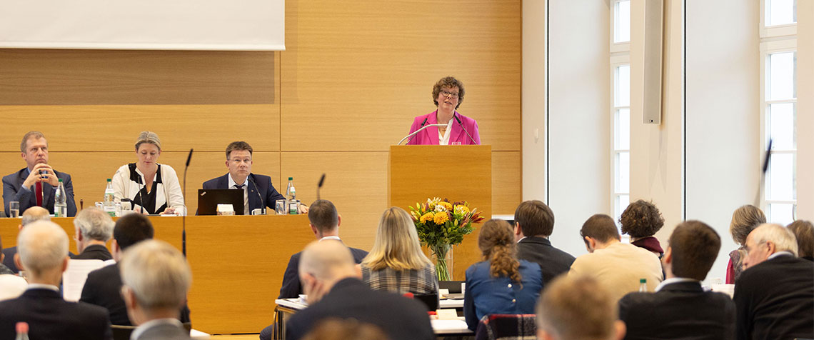 Bischöfin Dr. Beate Hofmann während ihres Berichts in Hofgeismar. (Foto: medio.tv/Schauderna)