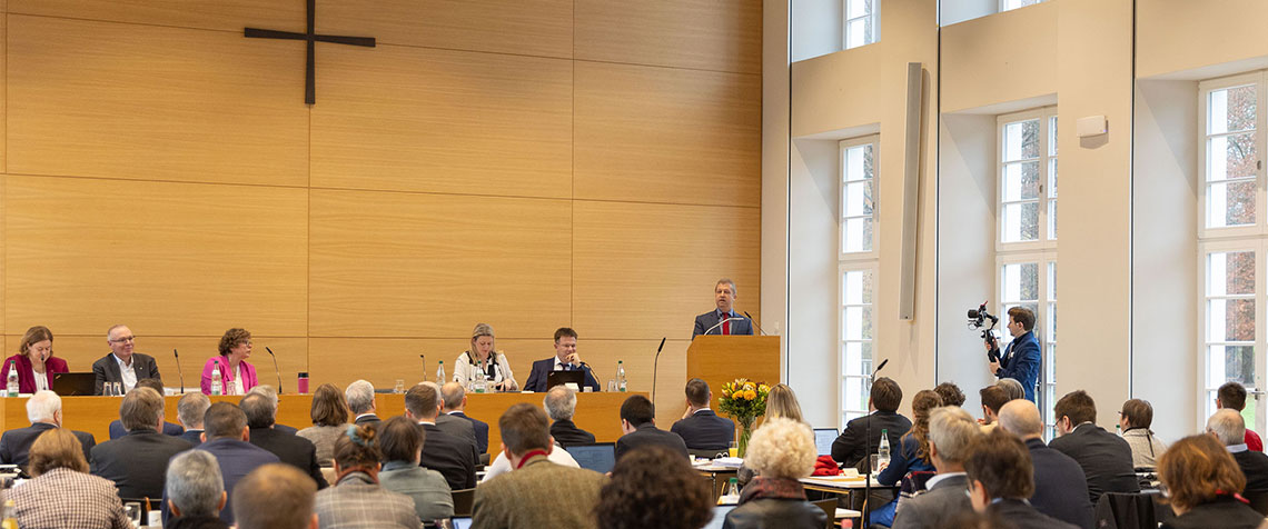 Der Präses der Landessynode, Dr. Michael Schneider, vor den Synodalen in Hofgeismar. (Foto: medio.tv/Schauderna)