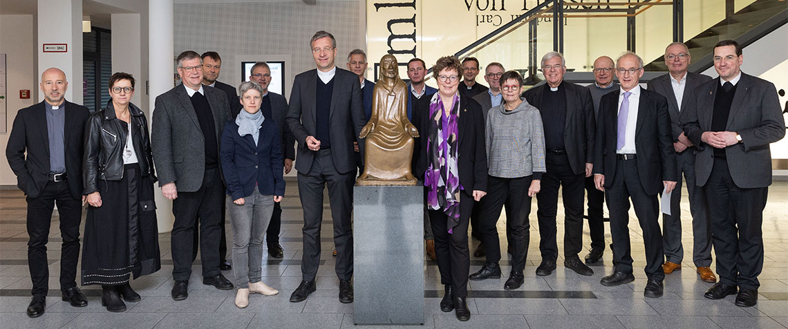 Trafen sich am 4. Dezember 2023 im Haus der Kirche in Kassel: Bischöfin Dr. Beate Hofmann (rechts der Christusstatue) und Bischof Dr. Michael Gerber (links neben der Christusstatue) mit Vertreterinnen und Vertretern der Kirchenleitungen des Bistums Fulda und der Evangelischen Kirche von Kurhessen-Waldeck. (Foto: medio.tv/Schauderna)