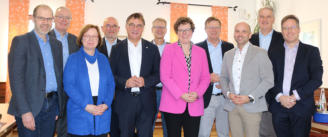 Die Leitungsgremien der beiden Landeskirche und der Diakonie Hessen (v.l.): Dr. Diethelm Meißner, Burkhard zur Nieden, Ulrike Scherf, Christian Schwindt, Dr. Volker Jung, Dr. Harald Clausen, Dr. Beate Hofmann, Carsten Tag, Lars Esterhaus, Martin Mencke und Joachim Sylla. (Foto: Schlitt)