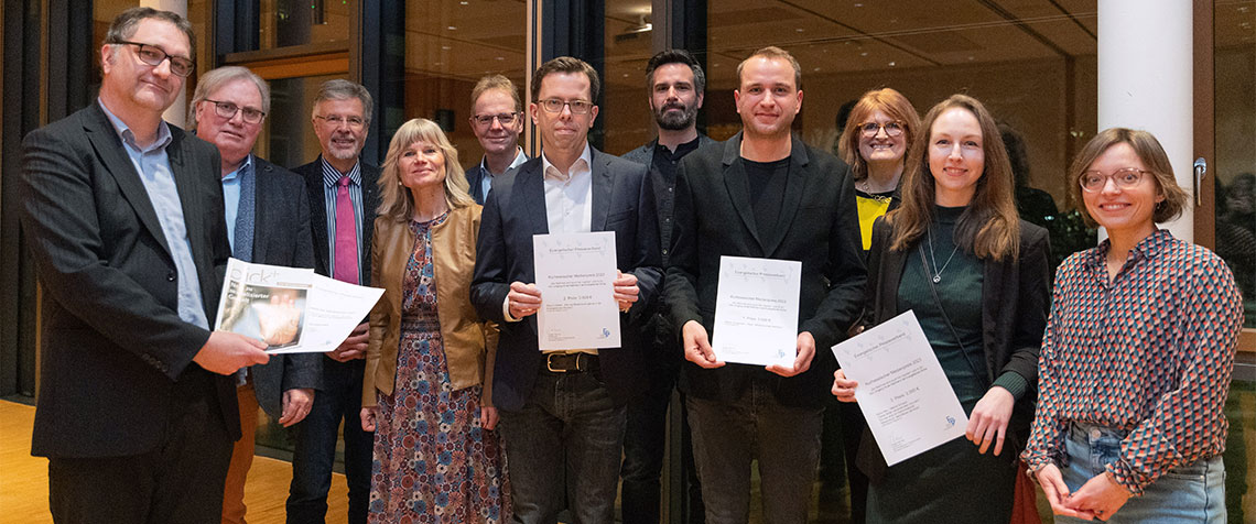 Preisverleihung im Haus der Kirche in Kassel (v.l.): Preisträger Olaf Dellit, Dekan i.R. Jürgen Renner, Vorsitzender des Ev. Presseverbandes der EKKW, Laudator Dr. Peter Masuch, Präsident des Bundessozialgerichts a.D. , Laudatorin Bettina Schaefer, hr/Fernsehredaktion, Kassel, Laudator Lothar Bauerochse, hr/Redaktion Religion & Kirche, Preisträger  Raoul Löbbert, Chefkorrespondent Christ und Welt, Laudator Till Schwarze-Thurm, ZEIT Online, Preisträger Stefan Hunglinger, Theologe und freier Journalist für DLF, Spiegel und taz, Christine Lang-Blieffert, stellv. Vorsitzende des EPV, Daria Neu und Valerie Schaub (Redakteurinnen in der Stadt- bzw. Landkreisredaktion der HNA). (Alle Fotos: medio.tv/Schauderna)