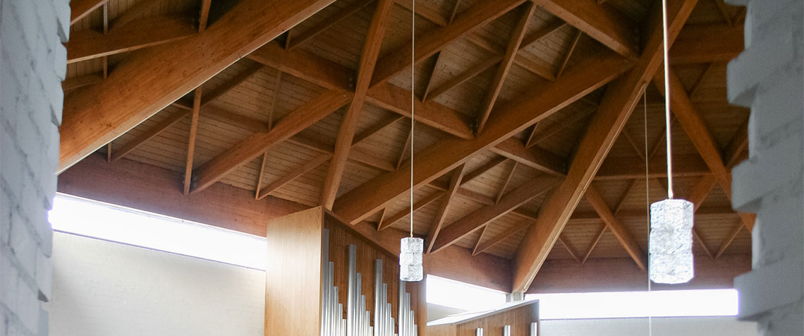 Unser Archivfoto zeigt einen Teil der Holzdecke der Paul-Gerhardt-Kirche, die wie die eingestürzte Kasseler Elisabethkirche in den 1960er Jahren erbaut wurde. Die Kirchendächer der kurhessischen Kirchengebäude werden turnusmäßig ein Mal im Jahr überprüft. (Foto: medio.tv/Schauderna)