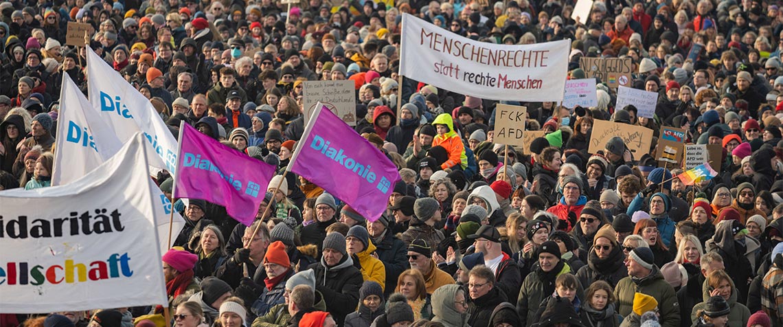 Mit einer Kundgebung auf dem unteren Friedrichsplatz und einer Demonstration durch die Innenstadt protestierten rund 15.000 Menschen in Kassel am 20. Januar 2024 gegen Rechts. (Foto: medio.tv/Schauderna)