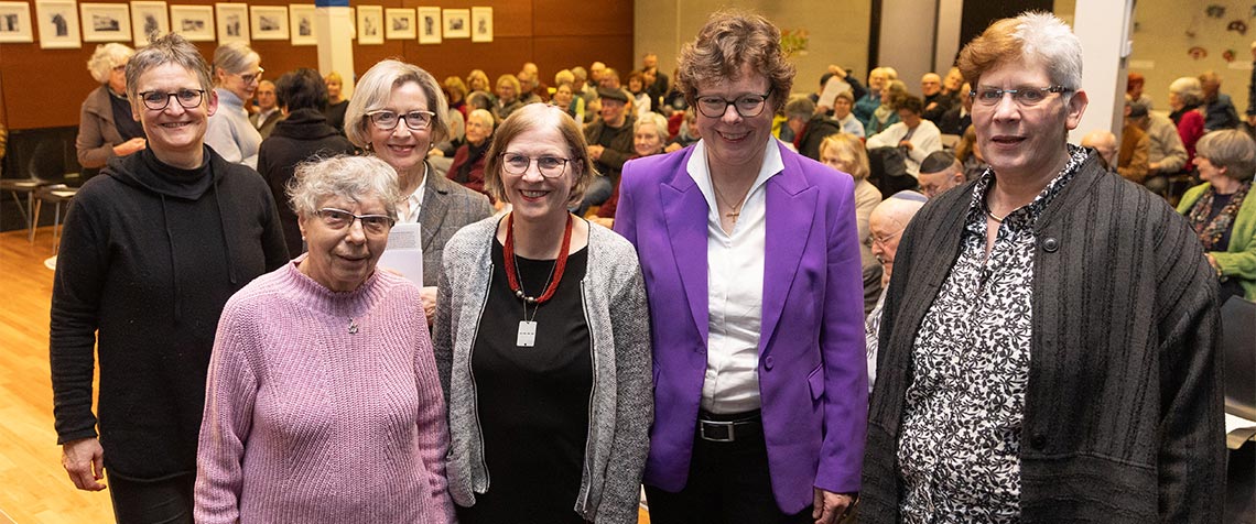 Im Saal der Jüdischen Gemeinde Kassel (v.l.): Beatrix Ahr (Moderation), Esther Haß, Eveline Valtink, Rabbinerin Dr. Ulrike Offenberg, Bischöfin Dr. Beate Hofmann und Annette Willing (Foto: medio.tv/Schauderna)