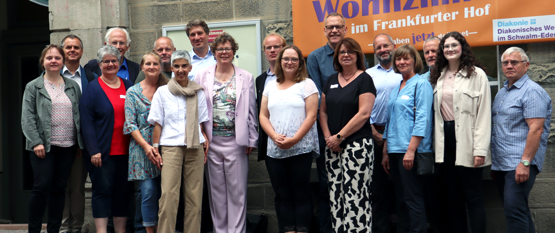 Foto: Bischöfin Dr. Beate Hofmann (Bildmitte) vor dem «Wohnzimmer» des Diakonischen Werks in Homberg
 